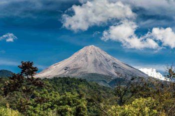 Explore the Volcán de Fuego