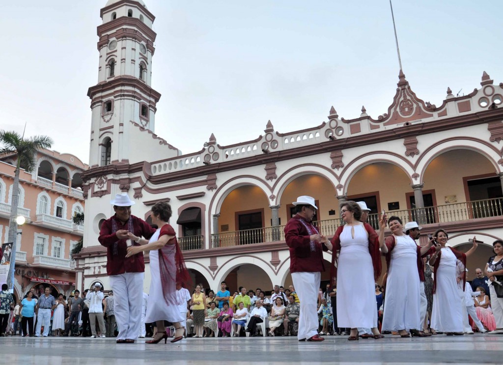 El ritual del Danzón en la Plaza de Armas