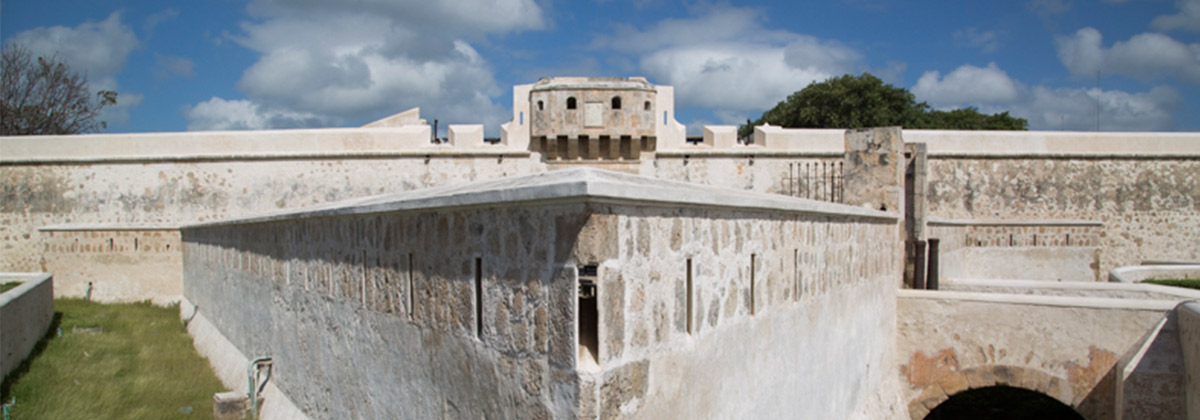 Puerta de Tierra y murallas