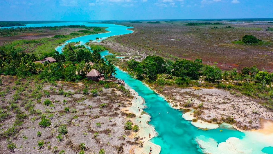 Amanecer en la laguna de siete colores de Bacalar 