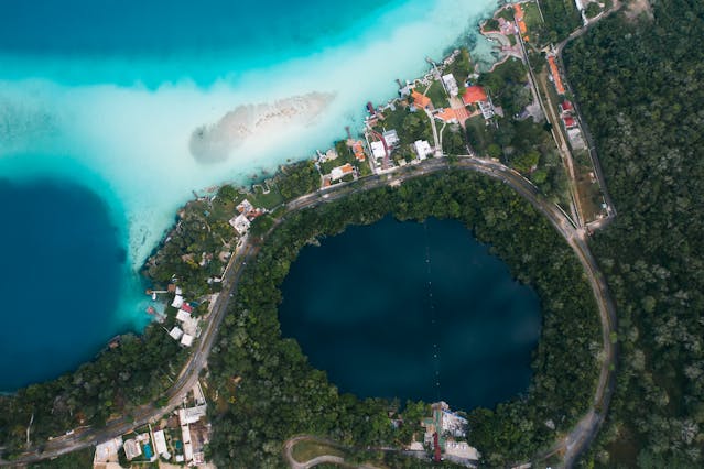 Nada en el Cenote Azul